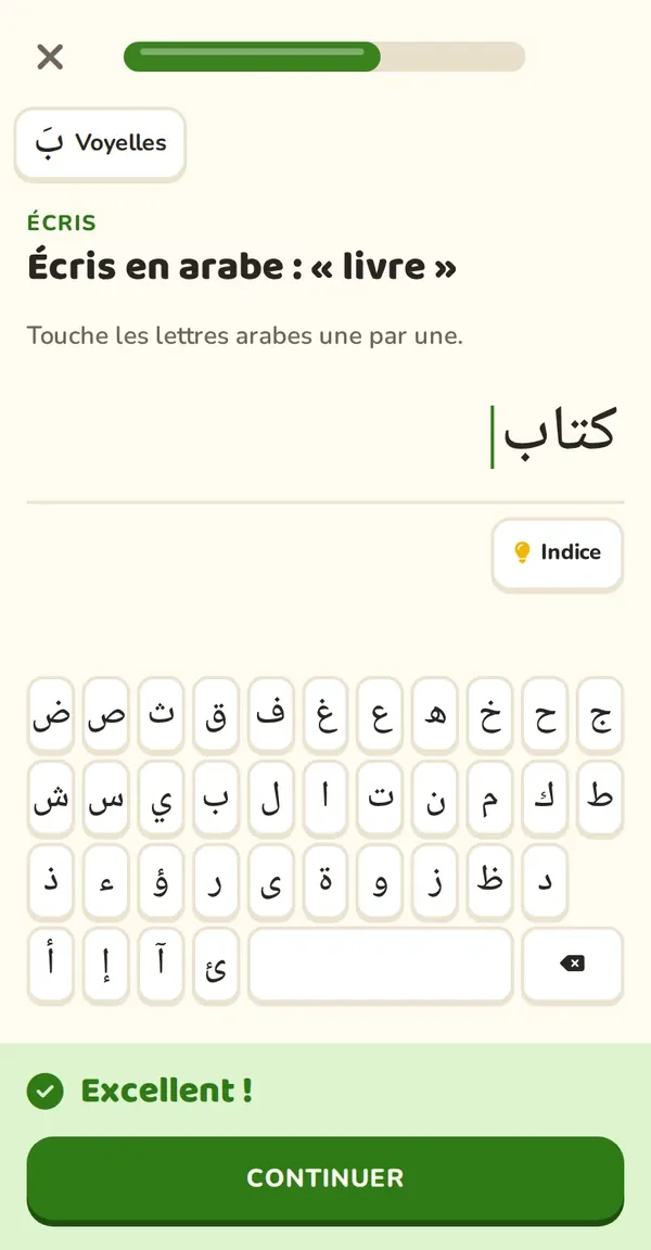Exercice dans l’application : écrire « livre » en arabe avec le clavier intégré, réponse validée.
